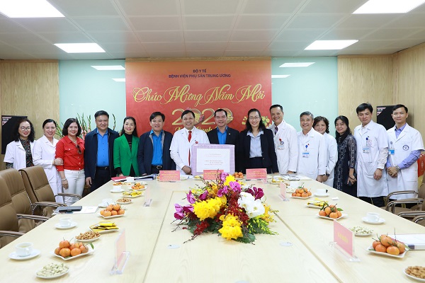 Chủ tịch Tổng Liên đoàn Lao động tặng quà cán bộ y tế trực Tết