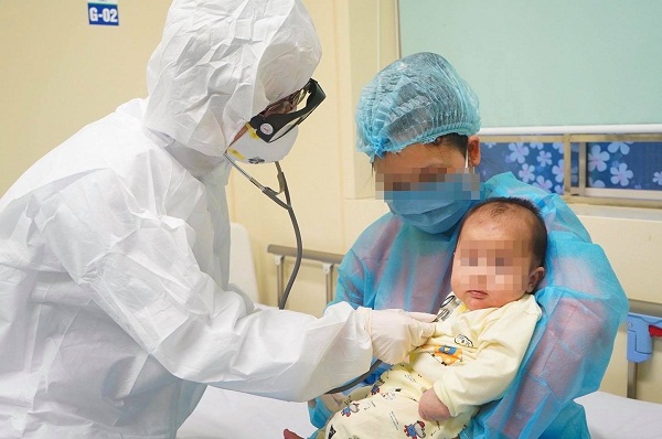 Bệnh nhi nhiễm COVID-19 trẻ nhất Việt Nam khỏi bệnh