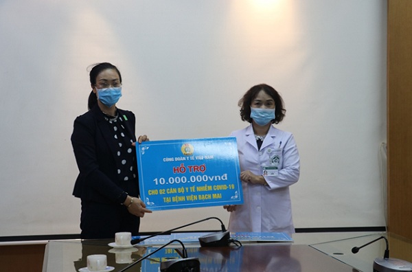 TLĐLĐVN trao hỗ trợ cho đoàn viên, người lao động Bệnh viện Bạch Mai