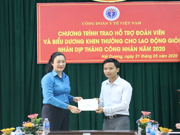 Trao hỗ trợ đoàn viên công đoàn ngành y tế mắc bệnh hiểm nghèo