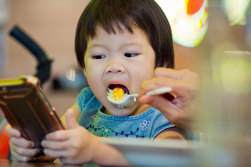 Hãy để trẻ ăn, đừng bắt trẻ ăn