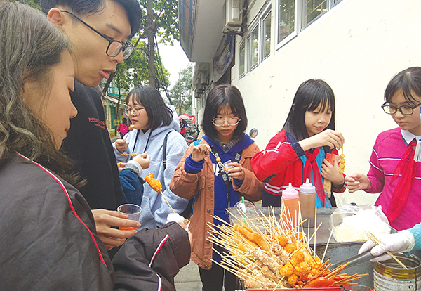 Hàng rong trước trường học