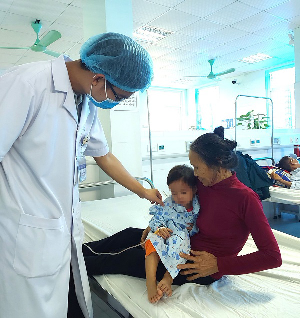 Nhét viên đạn đồ chơi vào hậu môn, bé trai 5 tuổi được nội soi gắp dị vật trực tràng an toàn - Ảnh 3.