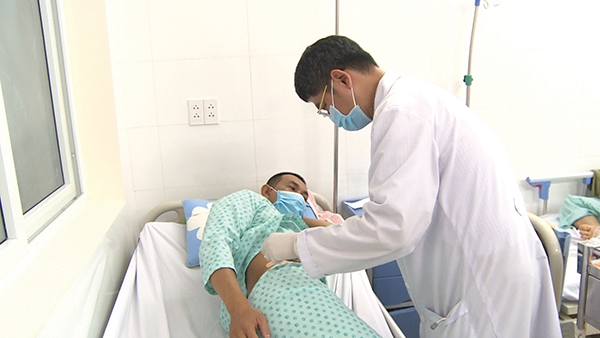 Đổ mồ hôi chân