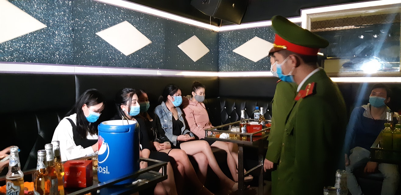 Hát karaoke có “tay vịn”