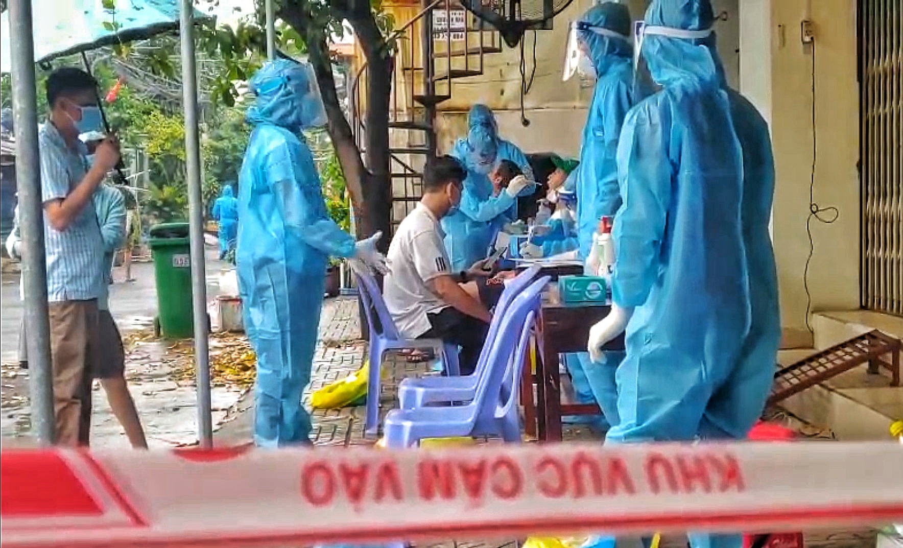 SKĐS - Ngày 18/2, Trung tâm Kiểm soát bệnh tật TP.HCM (HCDC) yêu cầu cách ly tập trung và xét nghiệm cá nhân, người nhà tất cả trường hợp tới từ tỉnh Hải Dương từ ngày 3/2 đến nay.