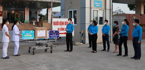 Hỗ trợ hơn 300 cán bộ y tế đang bị cách ly tại Bệnh viện nhiệt đới trung ương
