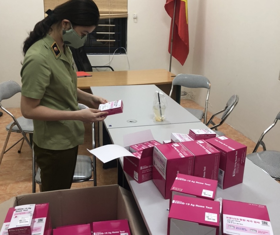 Hà Nội: Tạm giữ 400 hộp dụng cụ xét nghiệm COVID-19 không rõ nguồn gốc