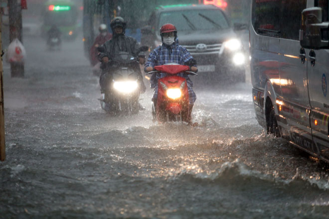 Xuất hiện vùng áp thấp trên Biển Đông, Hà Nội mưa lớn nhiều ngày