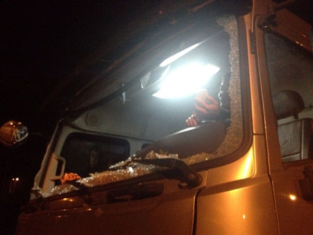 Phát hiện 3 trẻ em chặn xe, ném đá lên đường cao tốc Cam Lâm - Vĩnh Hảo- Ảnh 3. Phát hiện 3 trẻ em chặn xe, ném đá lên đường cao tốc Cam Lâm - Vĩnh Hảo- Ảnh 3.