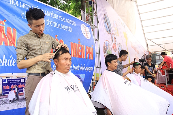 Tiệm cắt tóc miễn phí tại ngày hội hiến máu ở Thủ đô gió ngàn