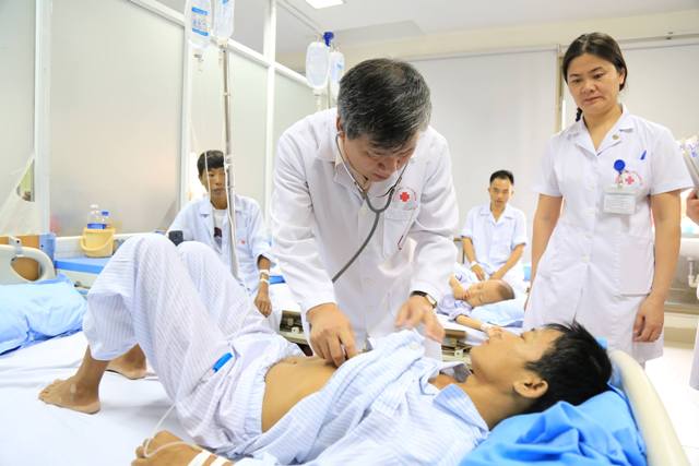 GS.TS Nguyễn Anh Trí thăm khám cho bệnh nhân Thlassemia.