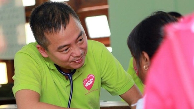 PGS.TS Nguyễn Lân Hiếu trong một chương trình khám tim miễn phí cho trẻ em nghèo.