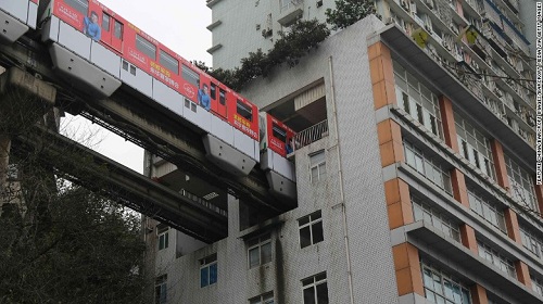 tàu điện xuyên chung cư