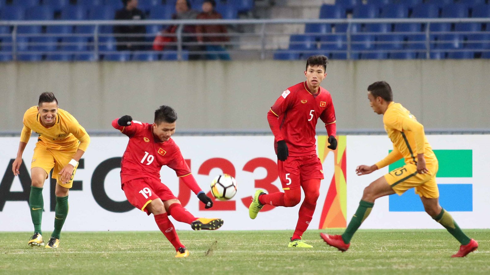 U23 Việt Nam: Cùng đồng hành và cổ vũ cho các chàng trai U23 Việt Nam trong những giây phút đầy cảm xúc. Họ không chỉ đại diện cho bóng đá, mà còn đại diện cho thế hệ trẻ, tinh thần chiến đấu và khát khao vươn tới những sự thành công lớn lao. Cùng xem những hình ảnh của họ trong các trận đấu gay cấn và kịch tính.