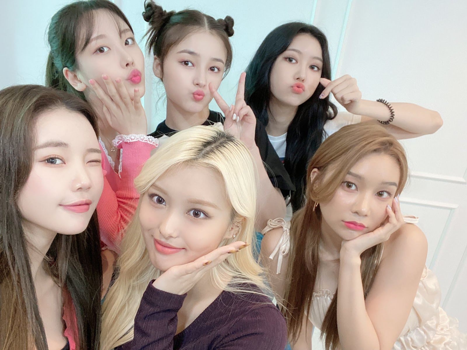 Momoland Lần Đầu Mang Hit “Pinky Love” Lên Sân Khấu