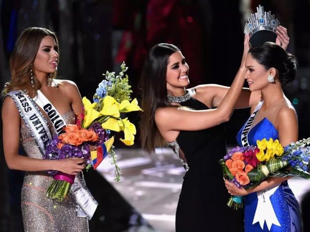 Hoa hậu Hoàn vũ 2015 bỗng trở thành 'con ghẻ' của netizen Việt