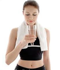 Uống đủ nước giúp giảm đau khi tập gym