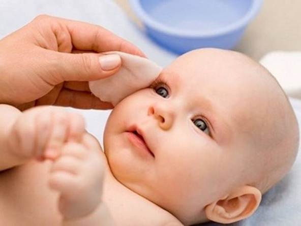 Có nên dung nước muối sinh lý vệ sinh mắt hàng ngày cho trẻ?