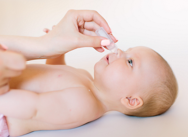 Ưu điểm của nước muối sinh lý đơn liều khi vệ sinh mắt, mũi cho trẻ
