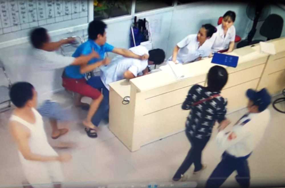 Hành vi hành hung nhân viên y tế cần phải được nghiêm trị