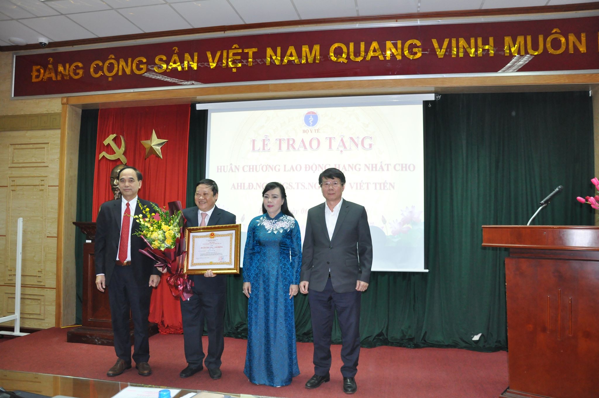 GS.TS Nguyễn Viết Tiến nhận Huân chương Lao động Hạng Nhất