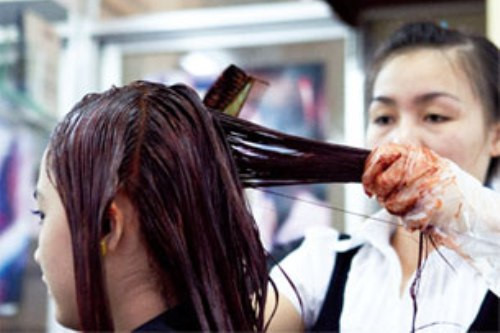 Chọn loại hóa chất nhuộm tóc không an toàn có thể dẫn đến ngộ độc thuốc nhuộm tóc, gây hại cho sức khỏe. Chọn sản phẩm an toàn nhé, và hãy xem hình ảnh để biết thêm chi tiết.