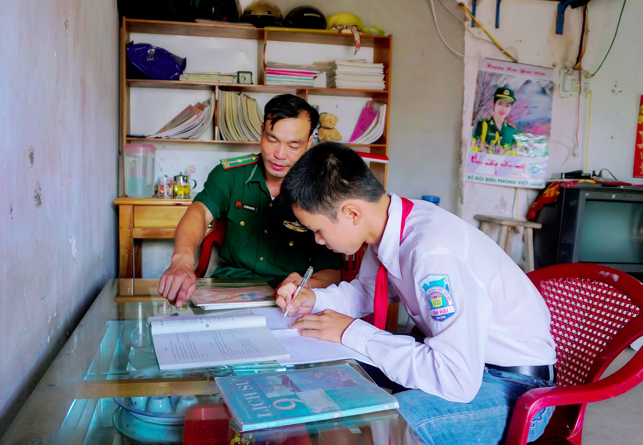 Thầy giáo mang quân hàm xanh đồn biên phòng Kim Sơn - Lã Đình Nguyên