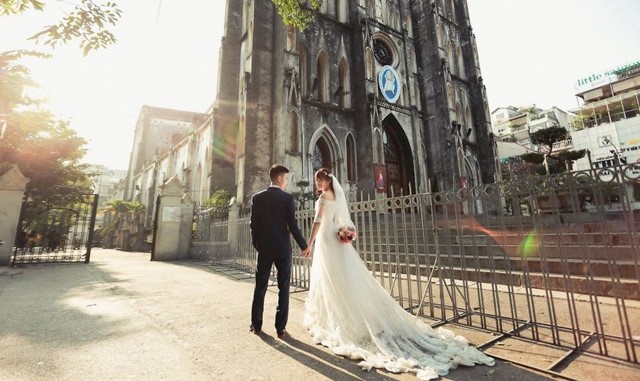 Chụp ảnh cưới tại nhà thờ mang lại cho các cặp đôi một không gian đầy tình cảm và thánh thiện. Với kiến trúc tinh tế và sự trang trọng của lễ đường, những bức ảnh của bạn sẽ trở nên ấn tượng và đầy ý nghĩa. Hãy để những khoảnh khắc tuyệt đẹp của bạn được ghi lại và kỉ niệm mãi trong lòng.
