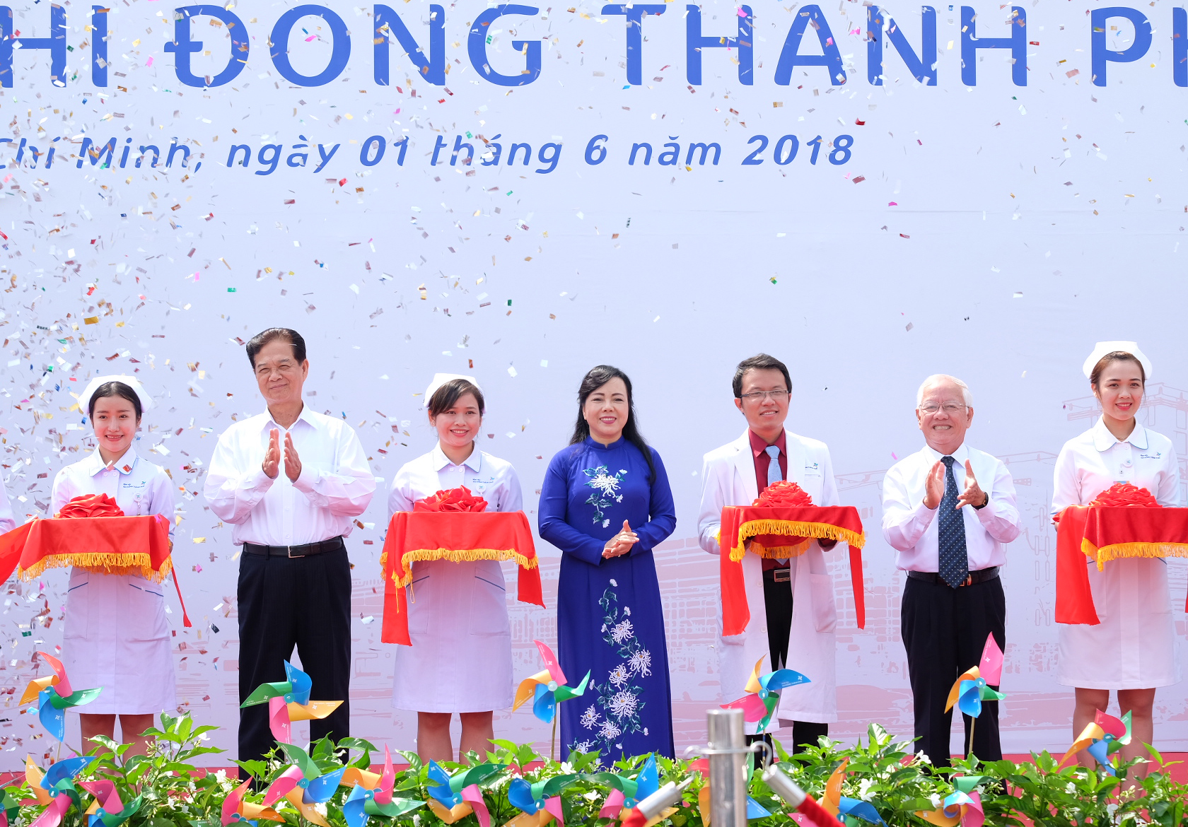 Nguyên Thủ tướng Nguyễn Tấn Dũng cùng Bộ trưởng Y tế và nguyên Chủ tịch UBND TP.HCM trong lễ cắt băng khánh thành BV Nhi đồng Thành phố.