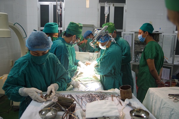 Cứu sống bệnh nhân bị thanh sắt chọc từ nếp bẹn xuyên ổ bụng