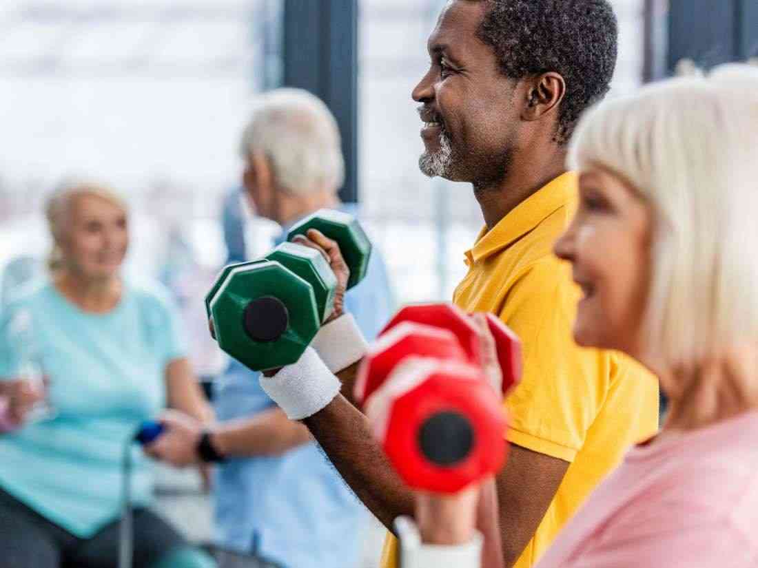 Tập thể dục sau 60 tuổi có thể ngăn ngừa bệnh tim, đột quỵ