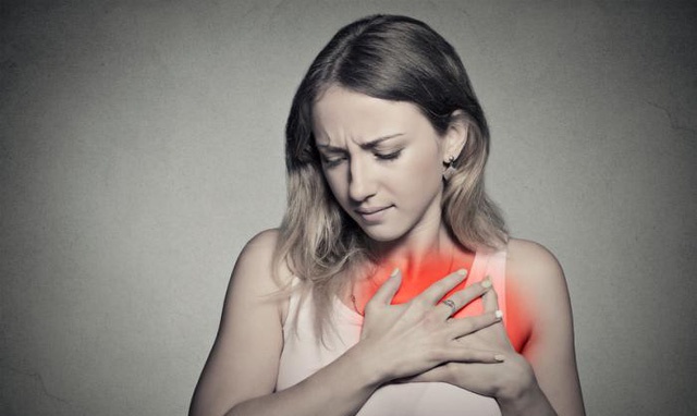 Trào ngược axit gây ra hiện tượng đánh trống ngực