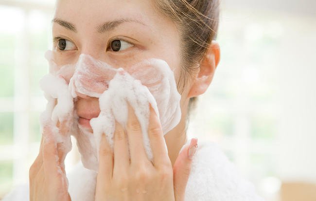 7 cách rửa mặt sai cách gây hại da