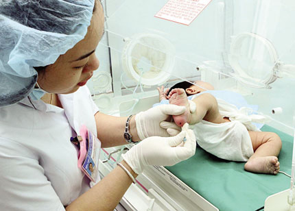 Lấy máu gót chân để thực hiện sàng lọc sơ sinh tại bệnh viện