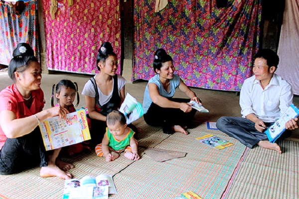 Cán bộ dân số tuyền truyền cho phụ nữ thực hiện nuôi dạy con tốt.