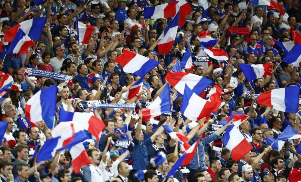Fan cuồng nhiệt Pháp: Những người hâm mộ Pháp luôn được biết đến là các fan cuồng nhiệt, có tình yêu mãnh liệt với đội tuyển và niềm tự hào với quốc gia của mình. Họ luôn mang đến sức nóng, sự cổ vũ và đam mê cho mỗi trận đấu. Hãy cùng khám phá hình ảnh về những fan cuồng nhiệt này và cảm nhận được sức mạnh của tình yêu bóng đá!