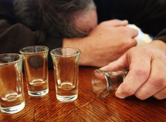Uống rượu sẽ khiến người già suy dinh dưỡng, nặng là suy kiệt, cơ thể sẽ mệt mỏi triền miên.