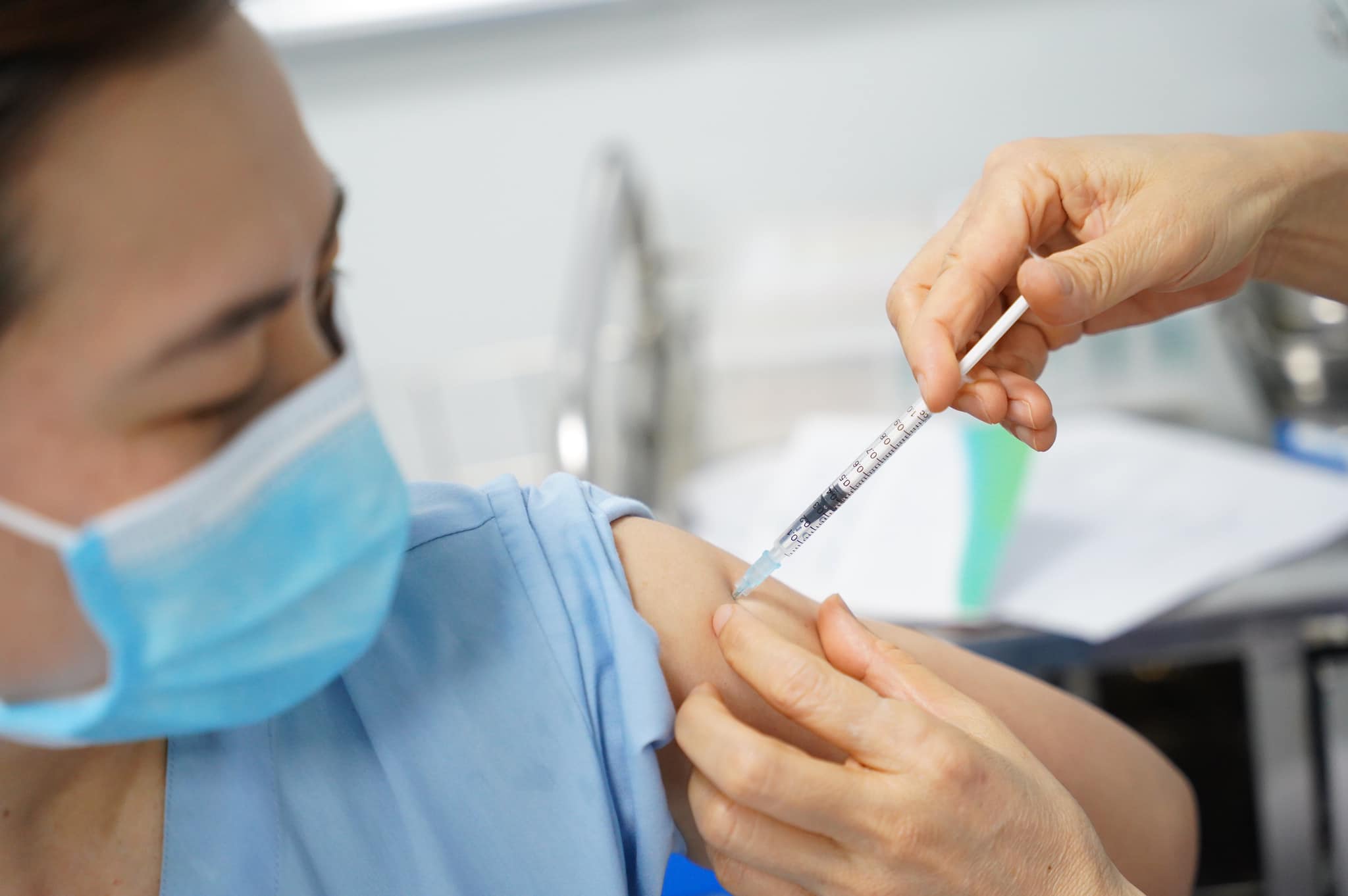 Khẩn: Bộ Y tế yêu cầu tổ chức tiêm chủng vắc xin COVID-19 an toàn, đảm bảo giãn cách