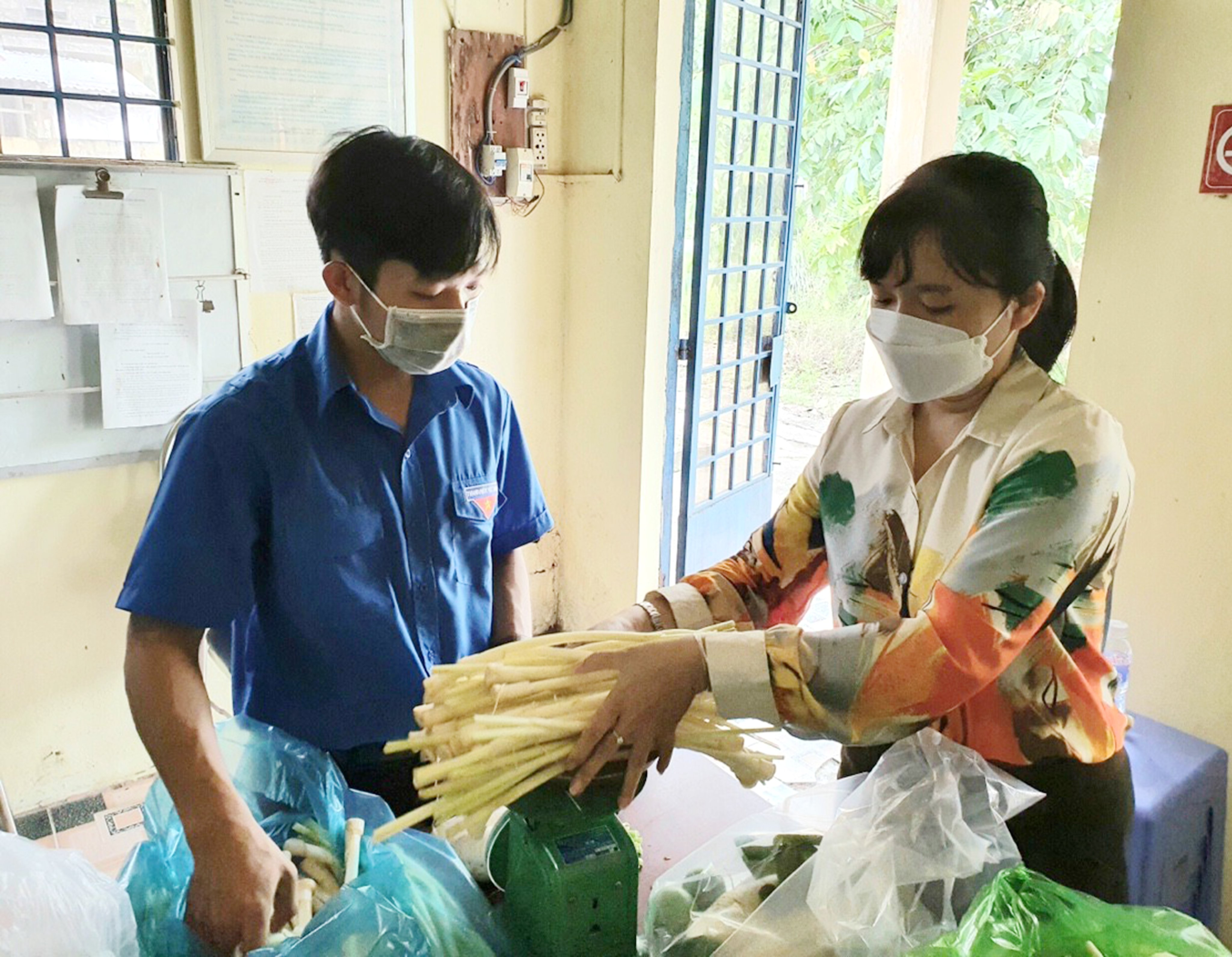 “Đi chợ giúp dân” cùng san sẻ yêu thương để đẩy lùi dịch bệnh