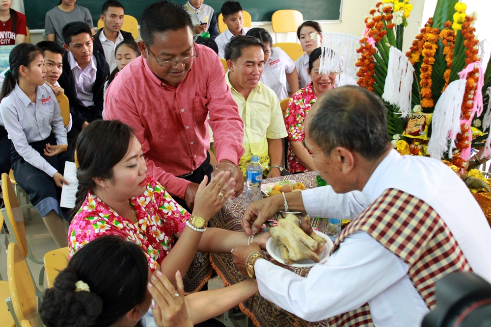 Lễ buộc chỉ cổ tay: Đây là một trong những nghi lễ truyền thống của người Việt Nam. Lễ buộc chỉ cổ tay được xem là lễ kết nghĩa trăn trở giữa hai người, mang tính tôn giáo và văn hóa cao độ. Thưởng thức ảnh về lễ buộc chỉ cổ tay sẽ mang lại cho bạn cảm giác ấm áp và trang trọng của sự kết nối giữa con người và Thiên đường.