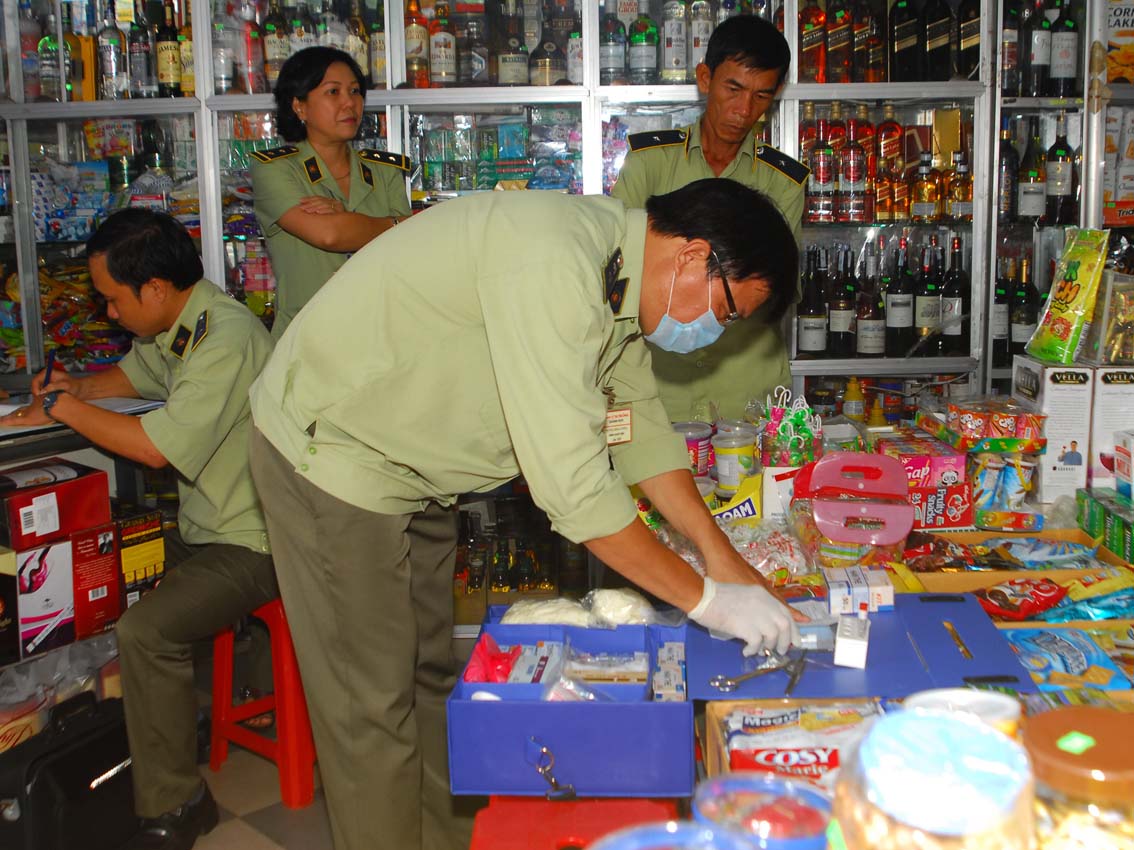 kiểm tra công tác VSATTP tại một cơ sở kinh doanh