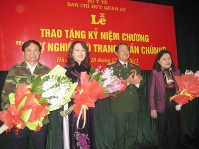 Trao tặng Kỷ niệm chương “Vì sự nghiệp vũ trang quần chúng” cho Bộ Y tế 1