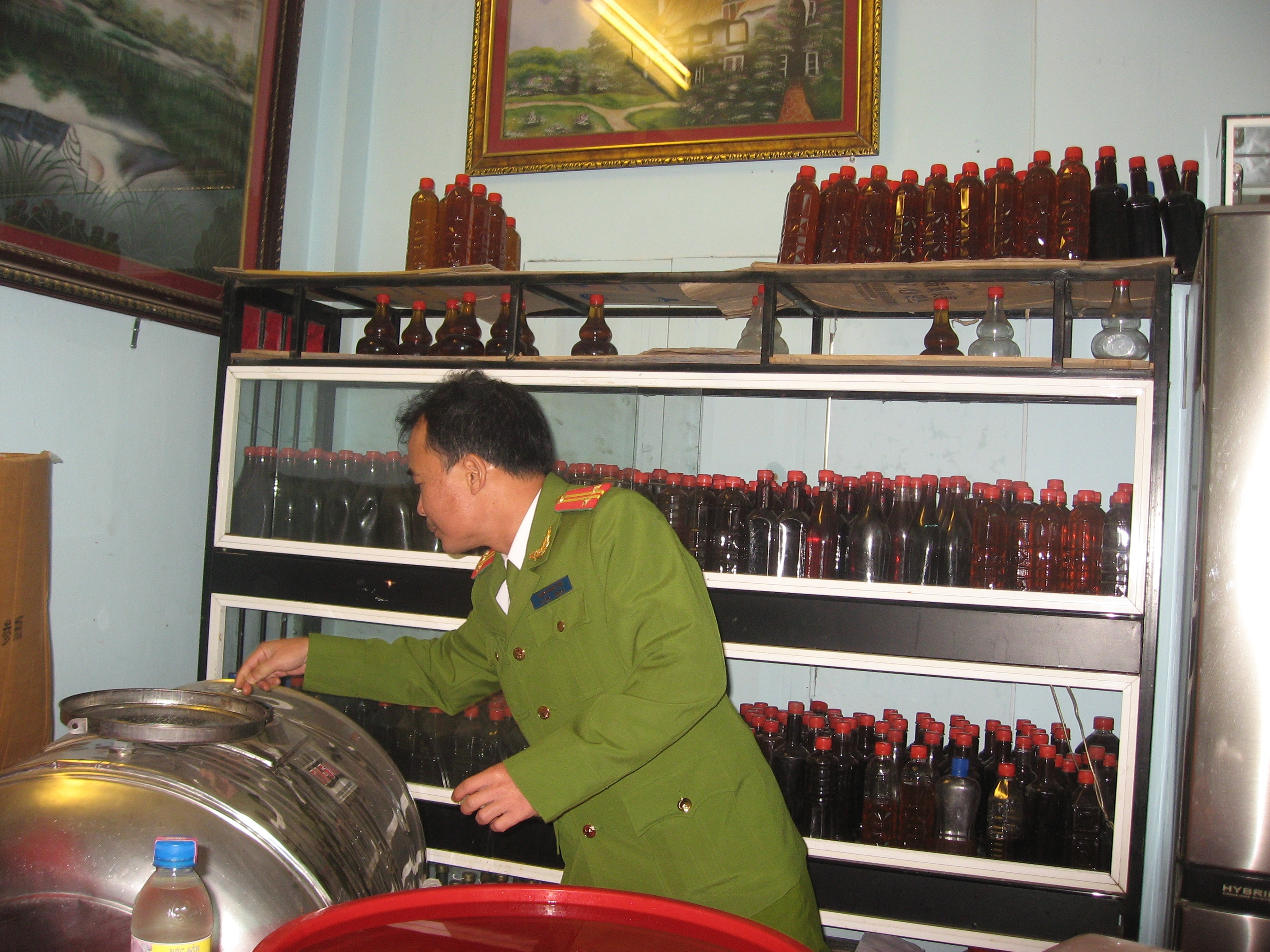 Triệt phá kho rượu...  ma túy giữa Thủ đô 1