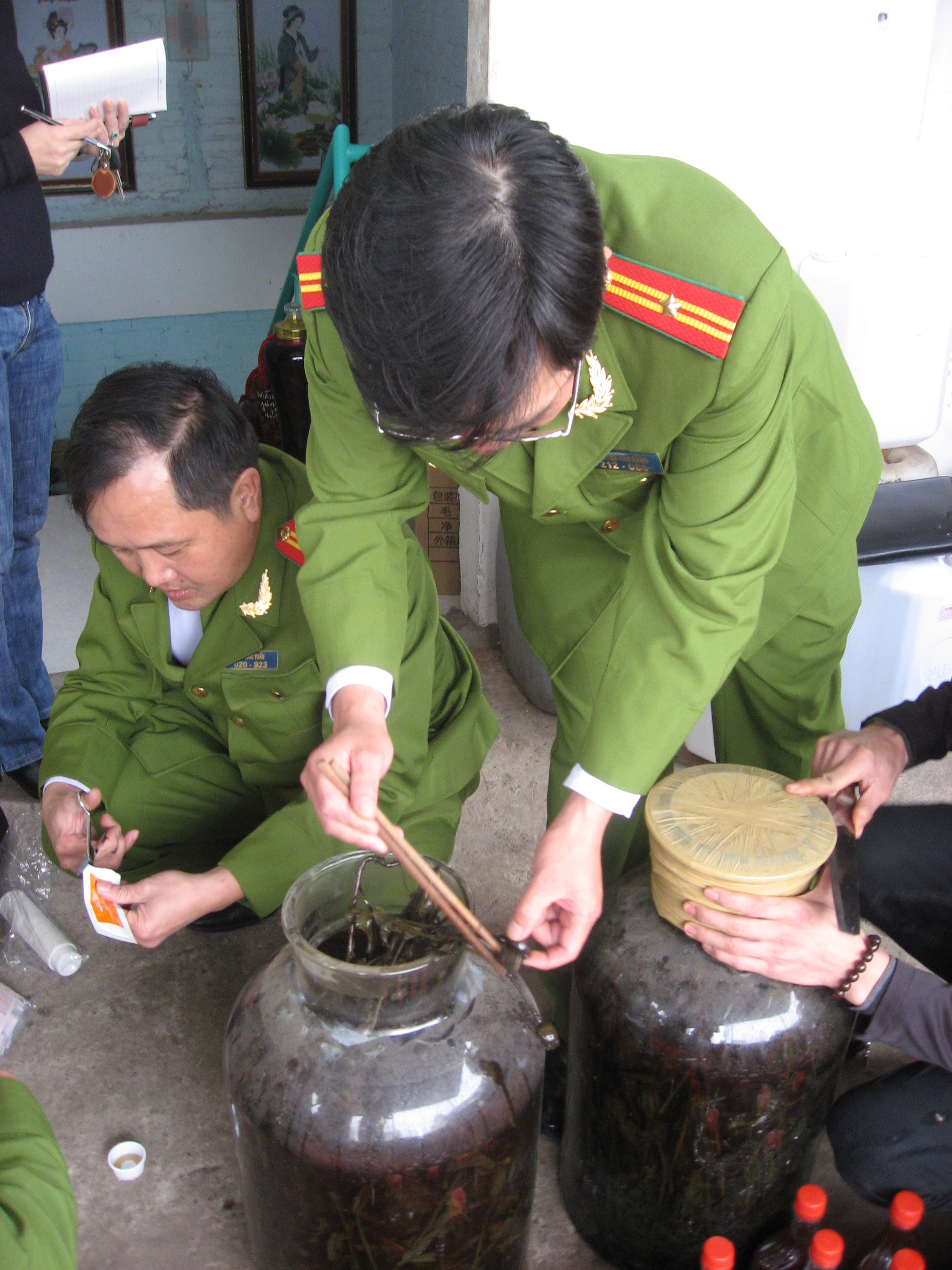 Triệt phá kho rượu...  ma túy giữa Thủ đô 4