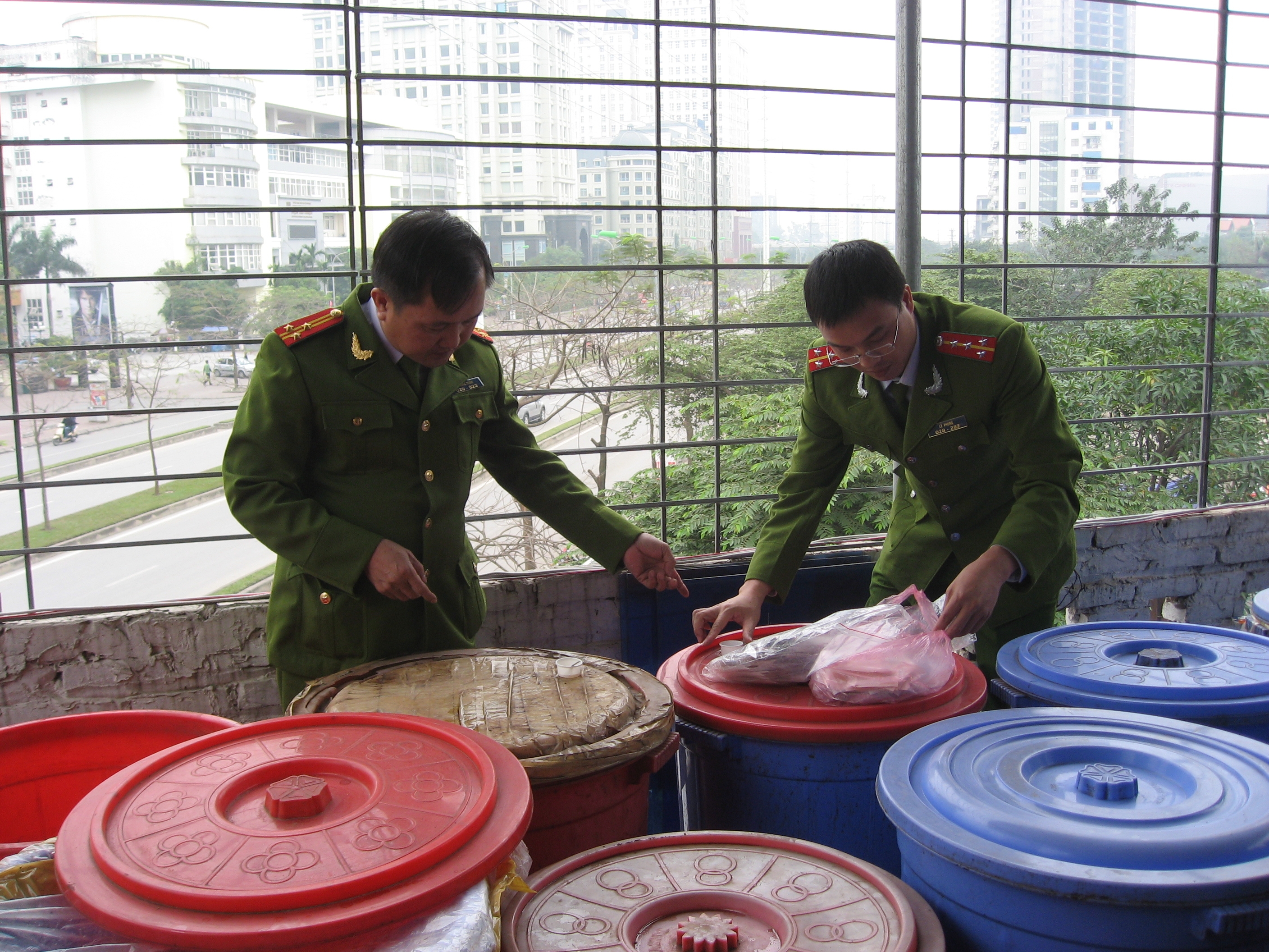 Triệt phá kho rượu...  ma túy giữa Thủ đô 3