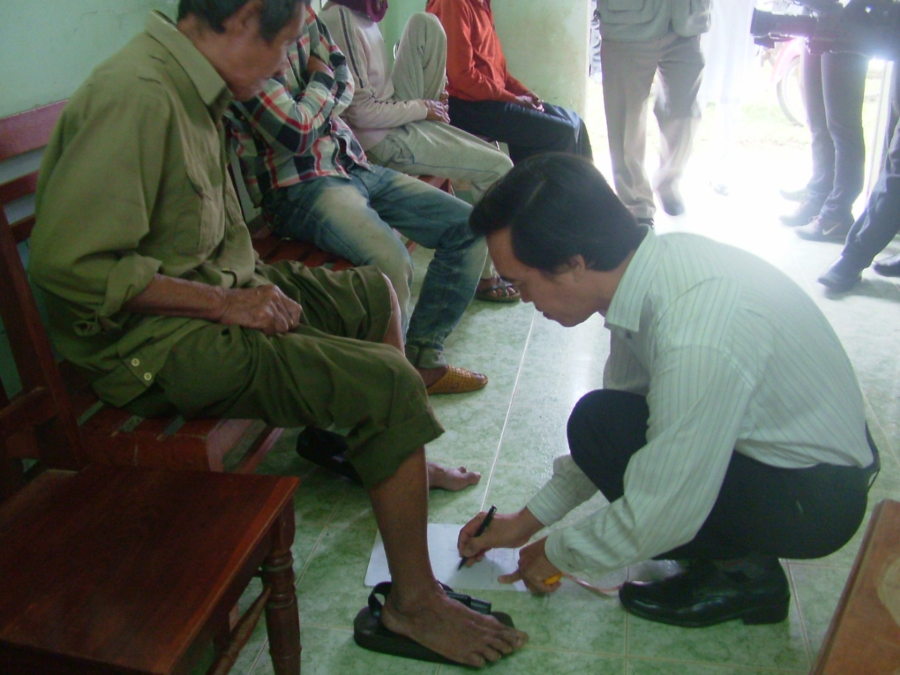 Đo và làm giày chỉnh hình cho bệnh nhân  phong tàn tật 1