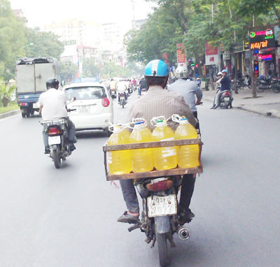 “Mỡ bẩn” ra phố 2 “Mỡ bẩn” ra phố 2