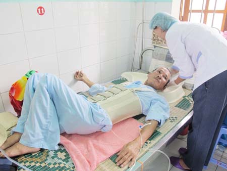 Mổ cột sống sớm, giúp bệnh nhân nhanh phục hồi  1