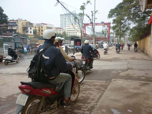 Nghênh ngang đi tràn lên vỉa hè 1